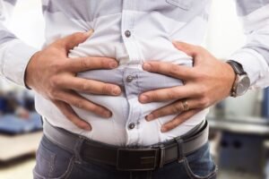 पाचन शक्ति बढ़ाने और पेट की गैस से राहत पाने के आयुर्वेदिक उपाय A man suffered with digestion problem