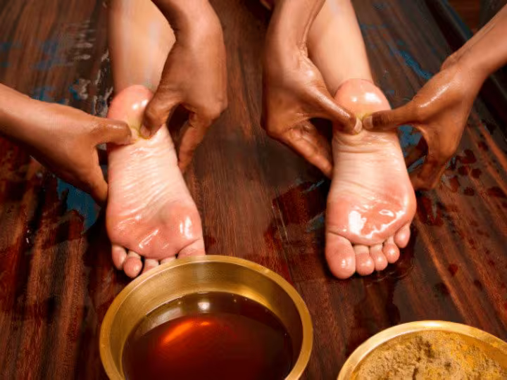 पादाभ्यंग (Padabhyanga): पैर मालिश