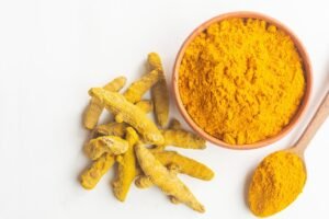हल्दी: आयुर्वेद की अनमोल धरोहर - दिव्य औषधि हरिद्रा Haldi roots and powder in a spoon and bowl